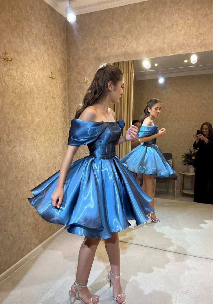 Élégante Robe de Bal Épaule Dénudée Organza Bleu Manches Courtes Longueur Genou Tenues 16e Anniversaire Robe de Retour à la Maison MP787
