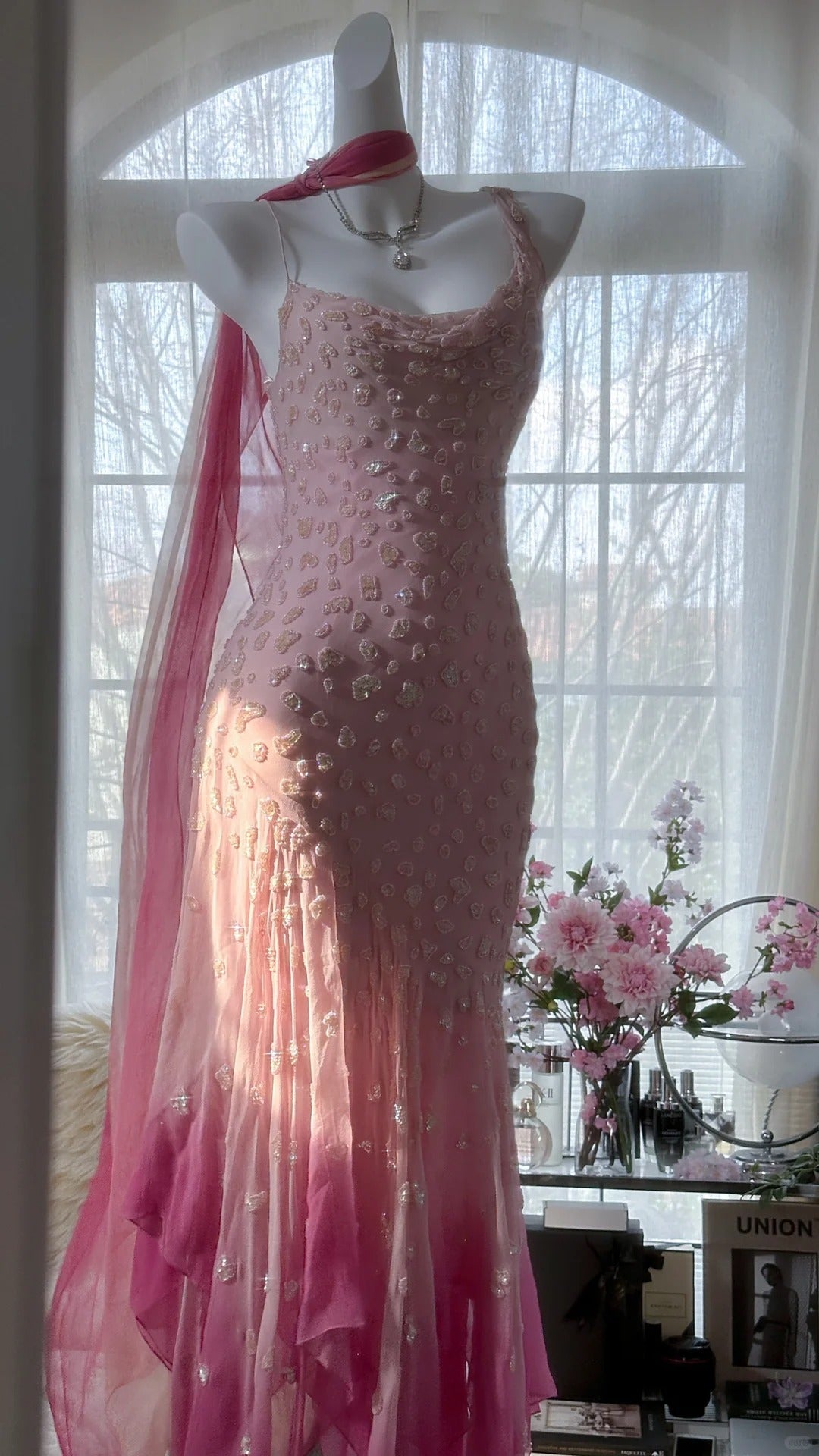 Märchenhafte Meerjungfrauen-Spaghettiträger Rosa Chiffon Lagen Unregelmäßiges Abendkleid Ärmellose Ballkleider MP984
