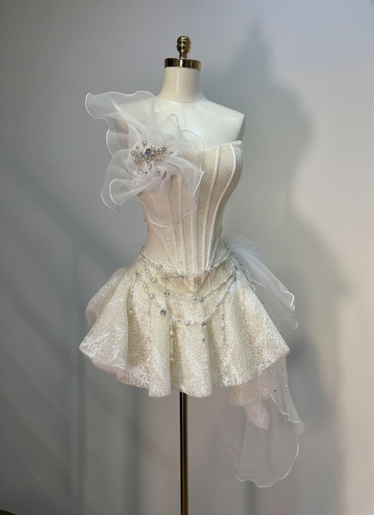 Einfaches A-Linien-Trägerloses Elfenbeinfarbenes Kleid mit Rüschen Kurz 16. Geburtstag Outfits Heimkehrkleid MP812