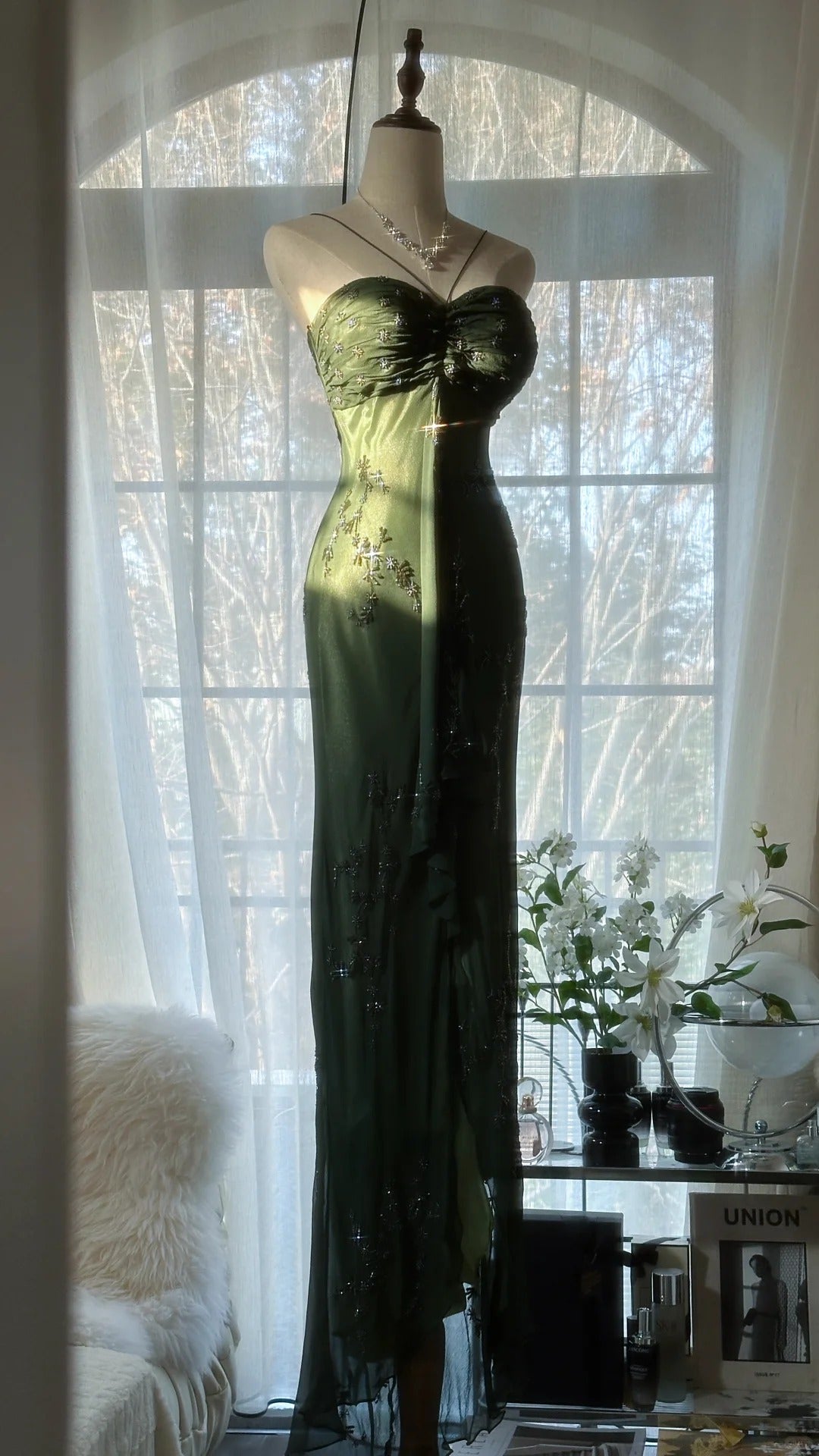 Schlichtes Meerjungfrau-Neckholder-Kleid aus dunkelgrünem Chiffon mit Perlenverzierung, langes Abendkleid für den Abschlussball MP1026