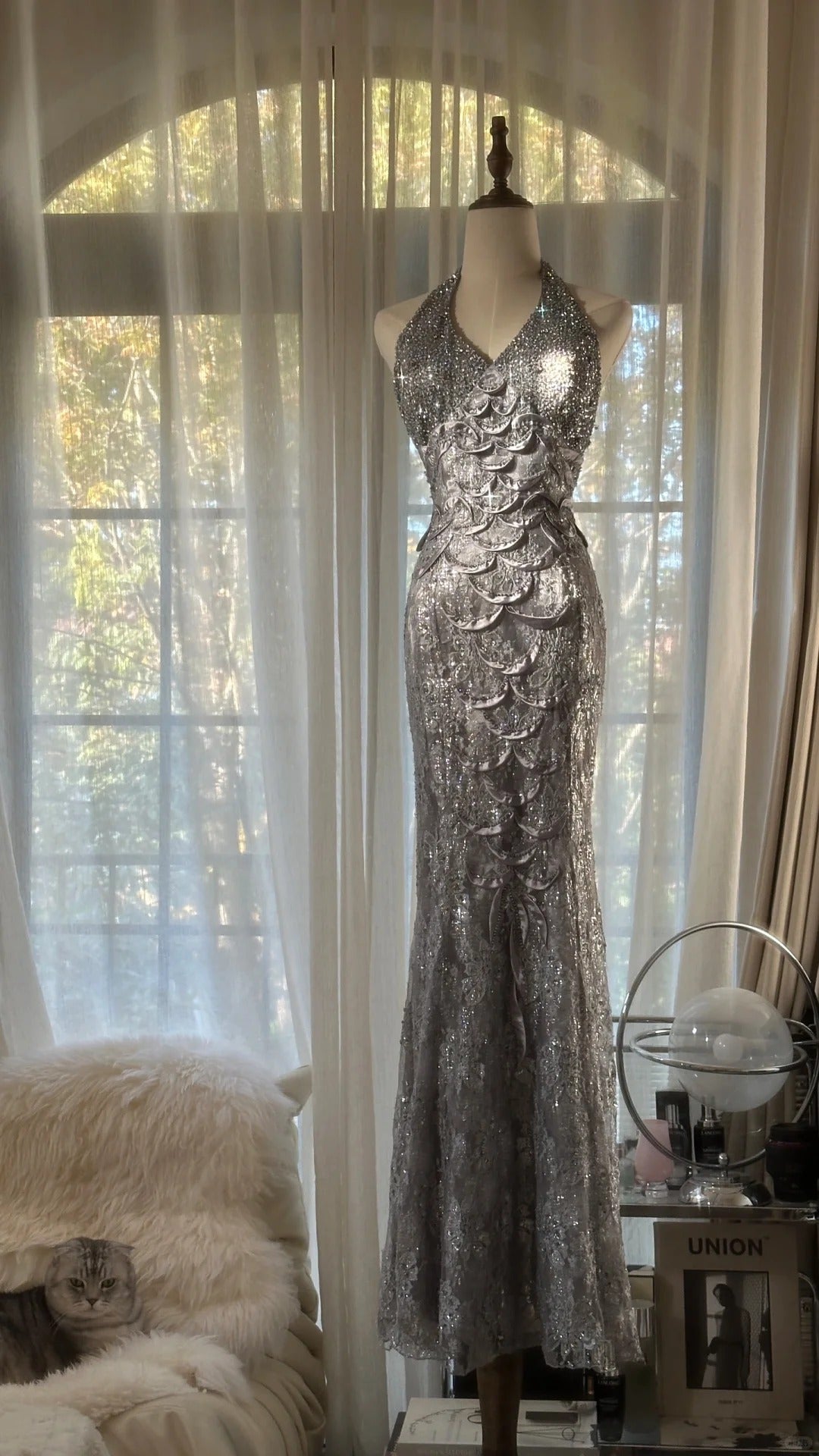 Robe de soirée sirène longue sans manches en dentelle gris argenté avec encolure en V Modest MP1089
