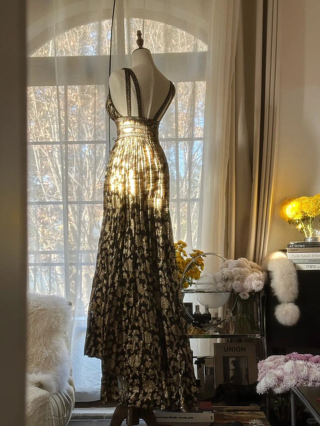 Bescheidenes A-Linien-Abendkleid mit V-Ausschnitt, Schwarz-Goldener Spitze, Lang, Ärmellos, Formelles Ballkleid MP1090