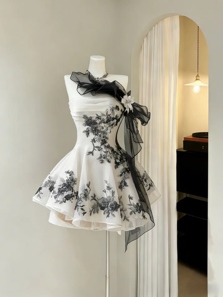 Elegantes Ballkleid Trägerloses Schwarzes Spitzen-Heimkehrkleid Minikleid Cocktail Hoco Kleid Party Abschlussball Outfits MP1220
