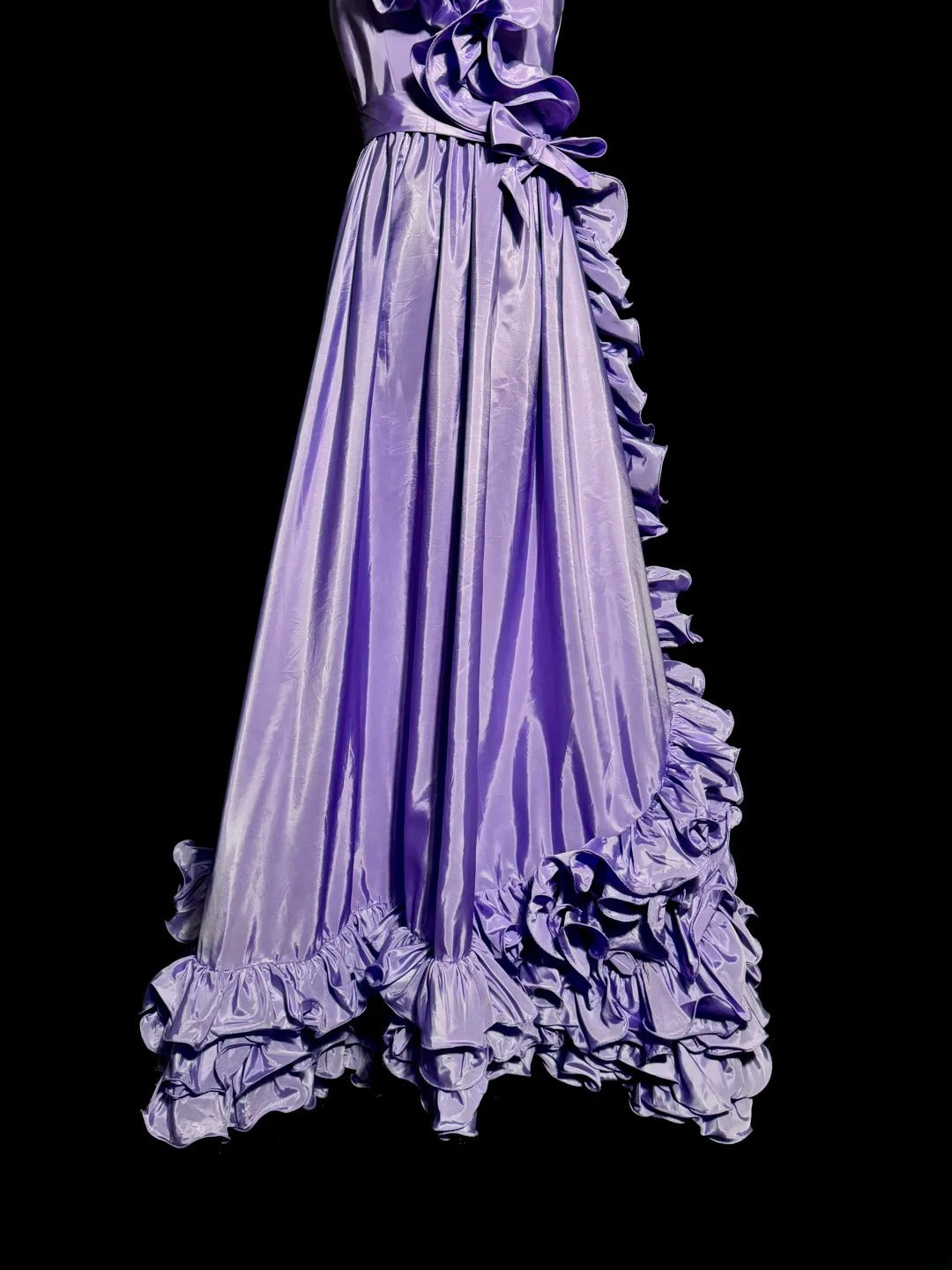 Bescheidenes A-Linien-Kleid, One Shoulder, lila Satin mit Rüschen, ärmellos, Ballkleid, langes festliches Kleid, Abschlusskleid MP499