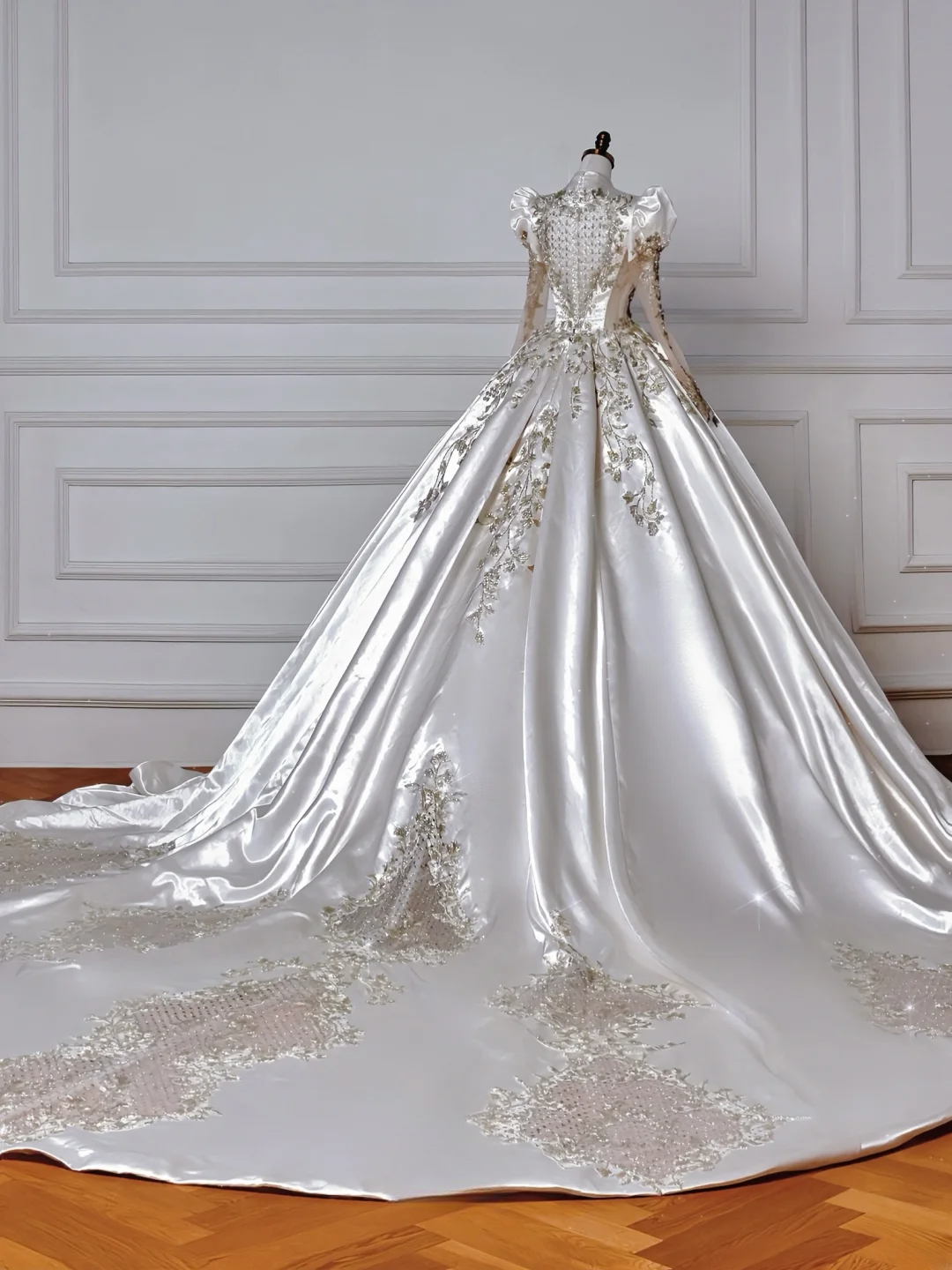 Prinzessin Ballkleid V-Ausschnitt Satin mit langen Ärmeln Perlenbesetztes Oberteil Applikationen Prinzessin Brautkleider Hochzeitskleider MP042