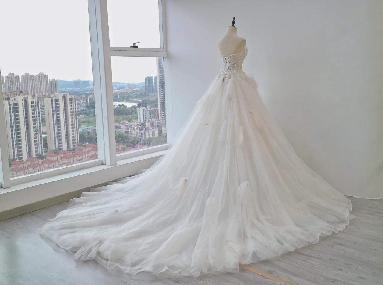 Robe de bal classique bustier en tulle blanc avec perles argentées traîne cour de mariage robes de mariée de princesse MP071