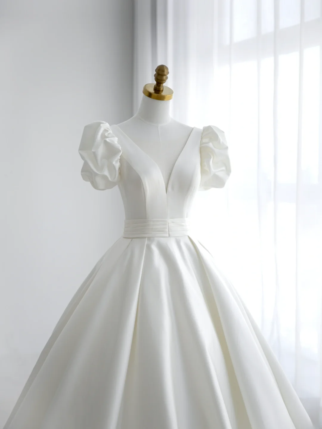 Simple Ball Gown V Neck Short Sleeves White With Ruffles Court Train Princess Bridal Gowns Wedding Dresses MP077
