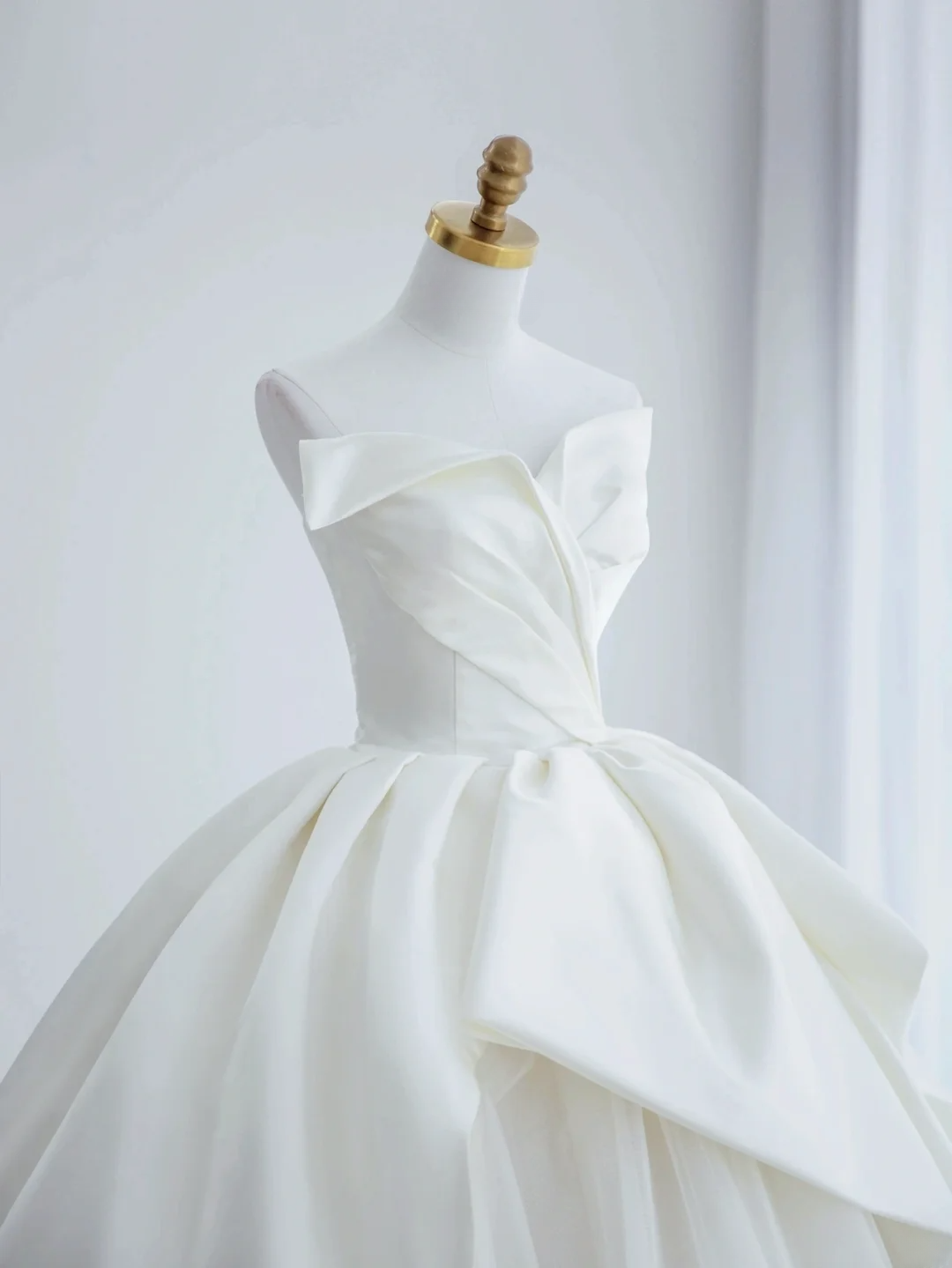 Simple Ball Gown Sweetheart Sleeveless White With Ruffles Court Train Princess Bridal Gowns Wedding Dresses MP078