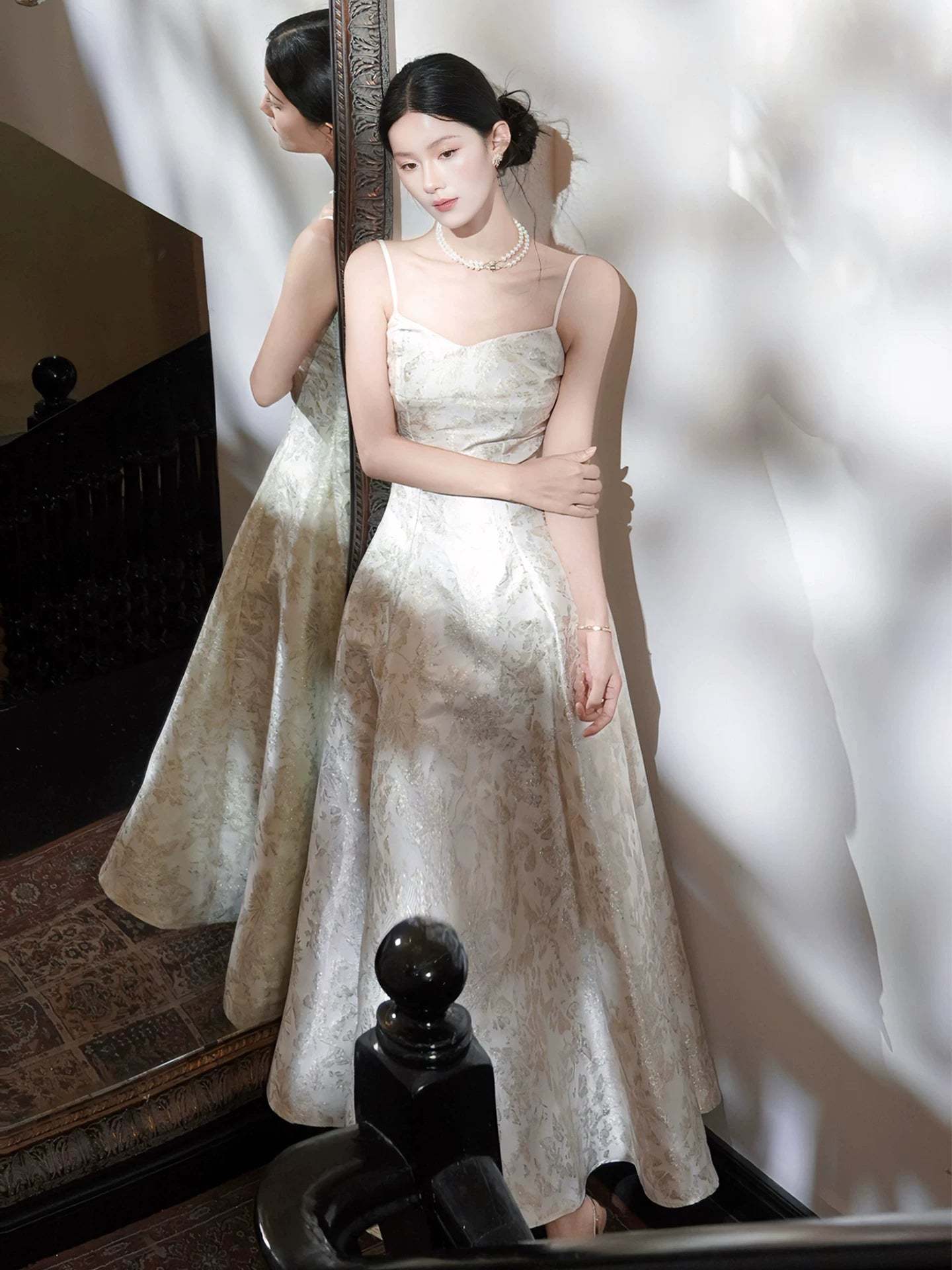 Robe de soirée élégante en satin ivoire à bretelles spaghetti et motif floral, coupe trapèze simple pour femme, parfaite pour un 21e anniversaire ou une soirée, MP101