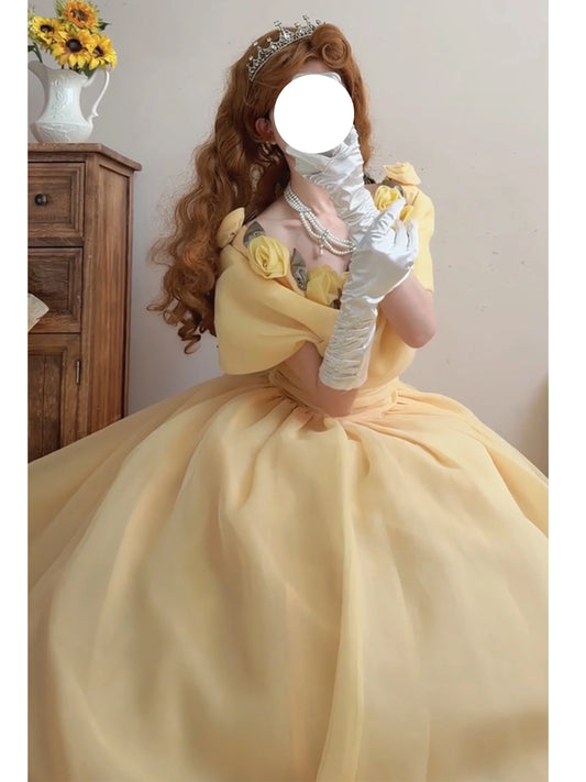 Süße lange gestufte Quinceañera-Kleider Ballkleid Off Shoulder mit kurzen Ärmeln Gelbes Blumen Quince Kleid MP158