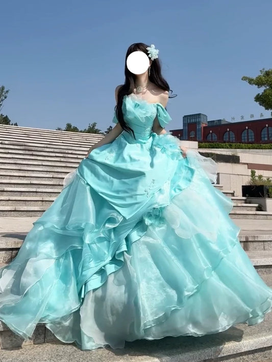 Süße lange gestufte Quinceañera-Kleider Ballkleid schulterfrei mit kurzen Ärmeln blaues Quince-Kleid MP126