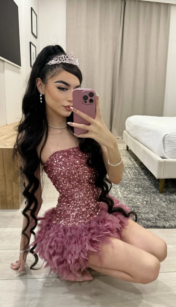Robe Courte Sexy Bustier Fourreau Rose Pailletée Mini Tenues 18e Anniversaire Robe de Bal de Retour à la Maison avec Plumes MP766