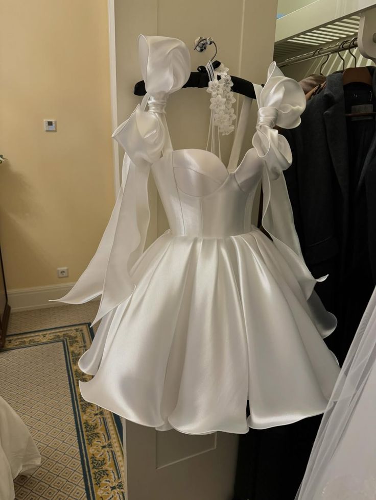 Niedliches Ballkleid, Spaghettiträger, weißer Satin, kurze Outfits zum 16. Geburtstag, Heimkehrkleider MP889