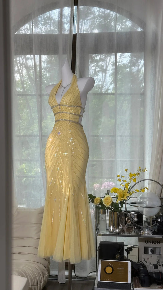 Elegantes Meerjungfrau-Neckholder-Kleid aus gelbem Tüll mit Perlen, ärmellos, Teelänge, Ballkleider MP953