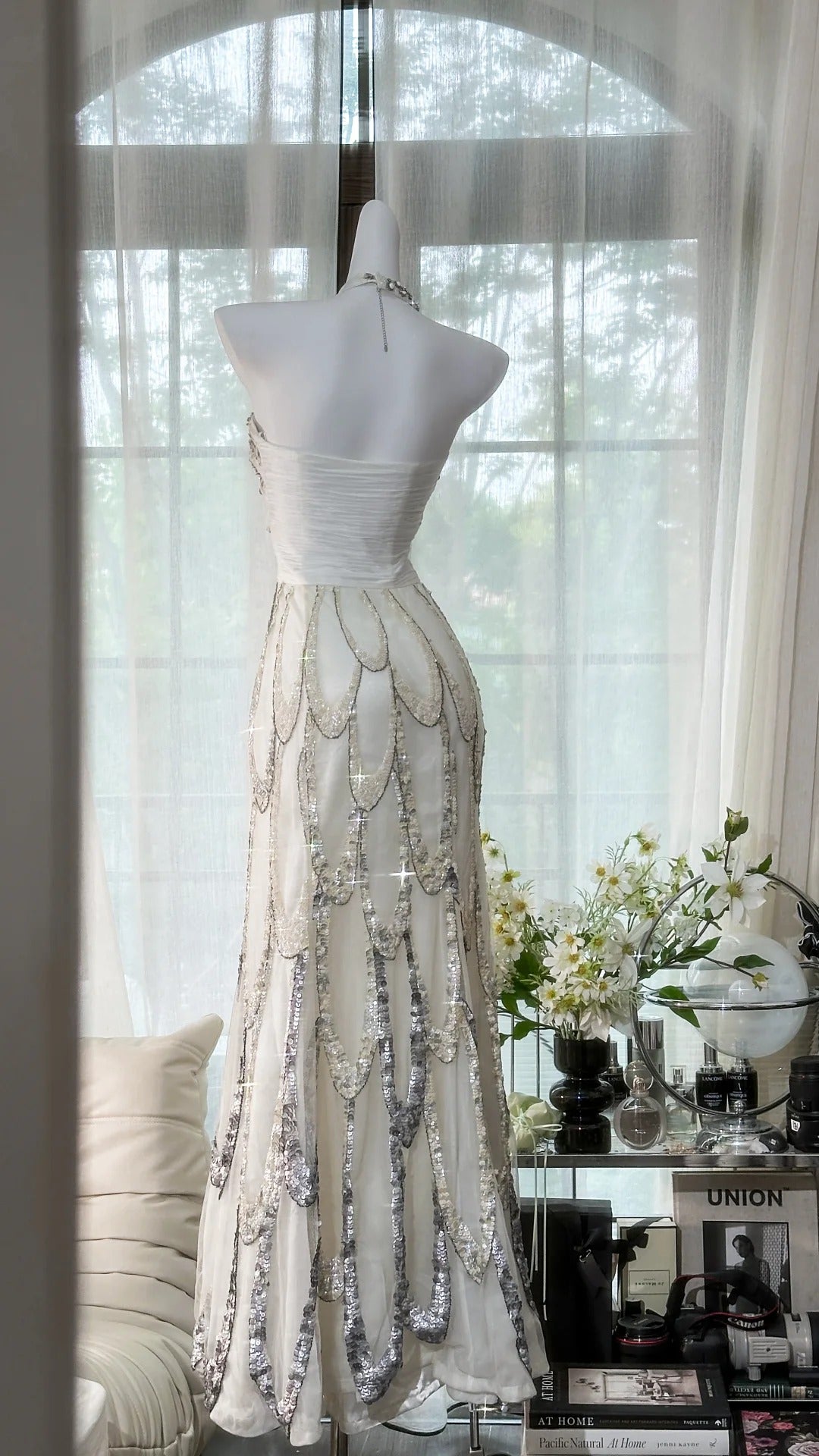 Elegantes Meerjungfrauen-Neckholder-Abendkleid aus weißen Pailletten mit Perlenstickerei, ärmellos, bodenlang MP963