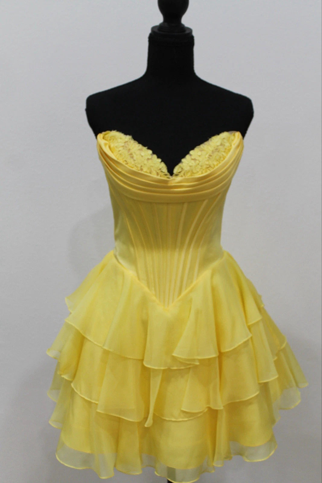 Mignonne Robe Courte de Soirée d'Anniversaire 17 Ans en Chiffon Jaune Coupe Évasée Cœur MP910