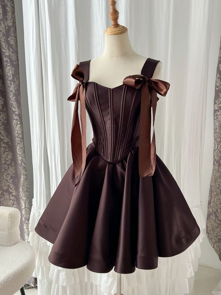 Schlichtes Ballkleid aus schokoladenfarbenem Satin mit Schleife, kurze Outfits zum 16. Geburtstag, Homecoming-Kleider MP855