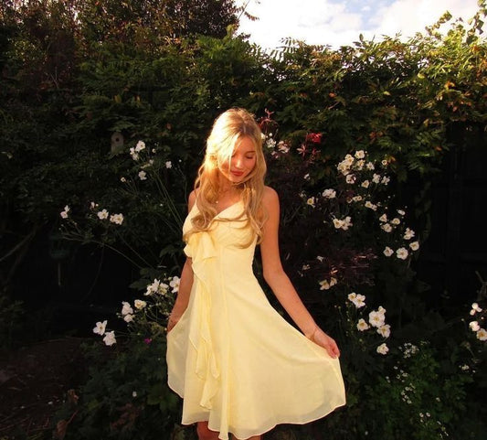 Niedliches A-Linien-Kurzarm-Heimkehrkleid mit Neckholder aus gelbem Chiffon, Geburtstagspartykleid MP333