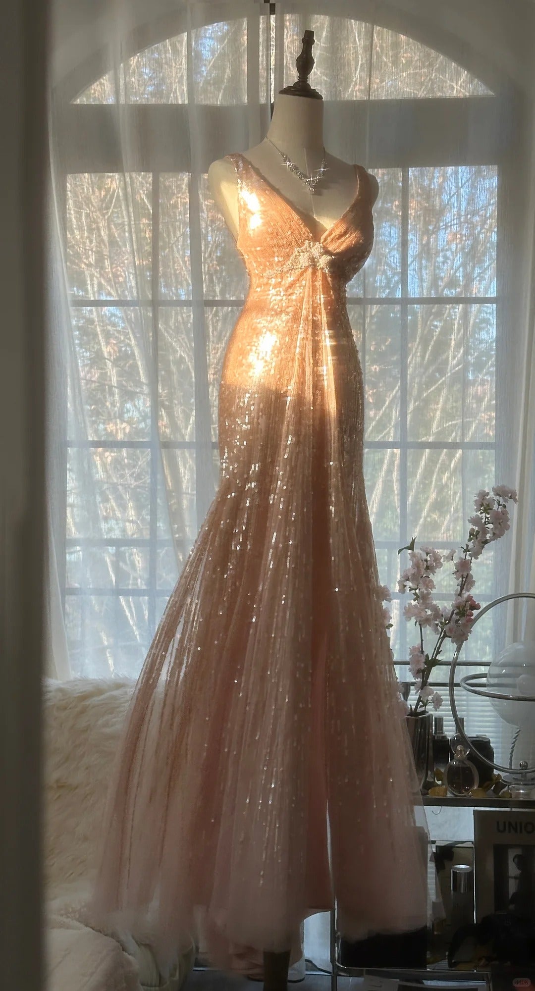 Glitzerndes Meerjungfrauen-Abendkleid mit V-Ausschnitt, Blush Pink Pailletten mit Perlenstickerei, langes Abendkleid für den Abschlussball MP1031