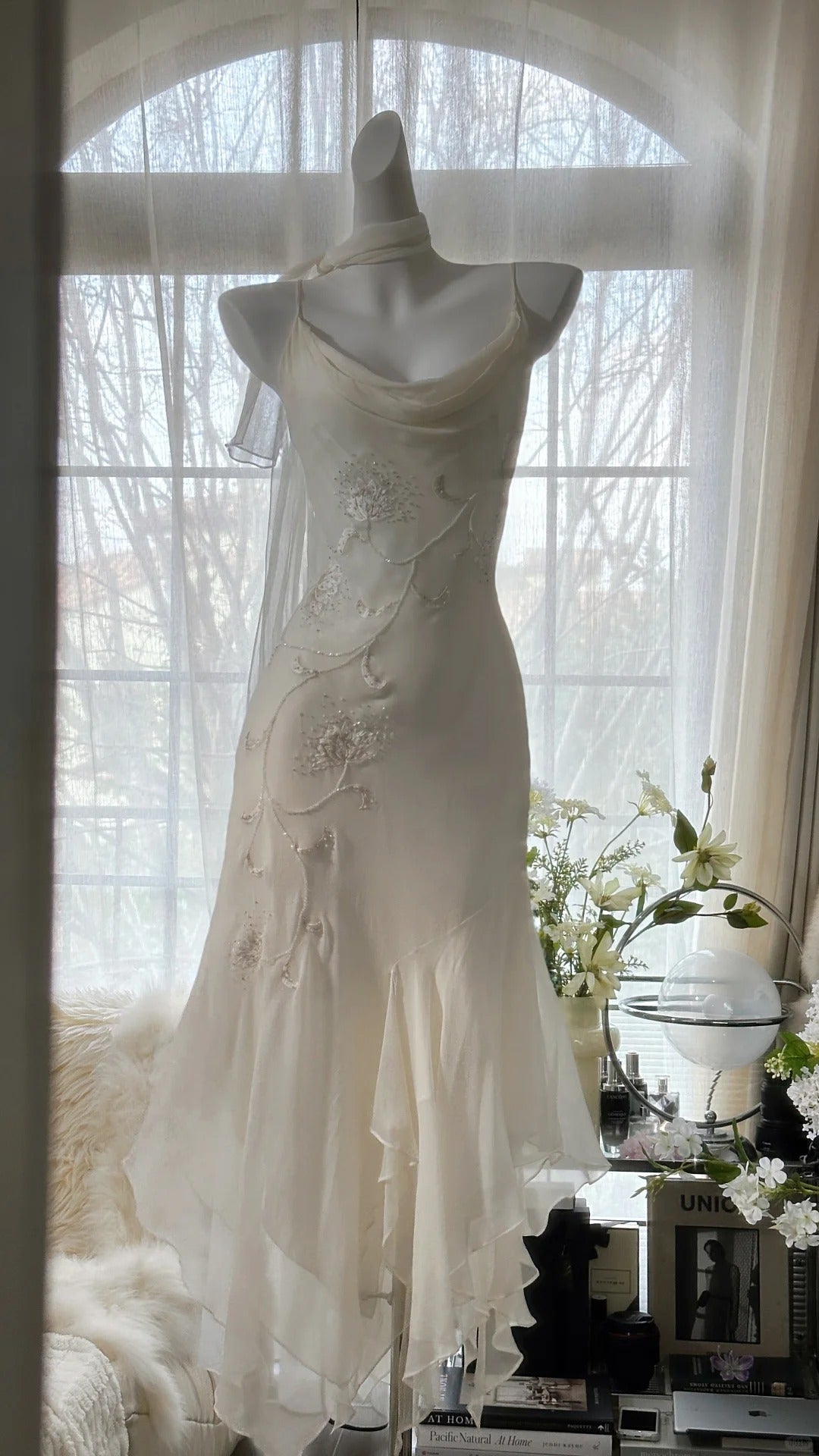 Elegantes Meerjungfrauen-Spaghettiträger-Abendkleid in Weiß, mittellang, ärmellos, für Abschlussbälle MP981