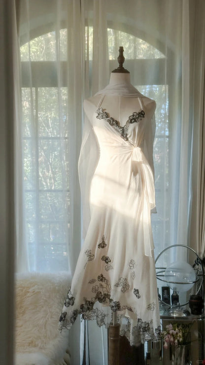 Robe de soirée sirène modeste blanche en mousseline avec dentelle noire, col halter, sans manches pour le bal de promo MP1033