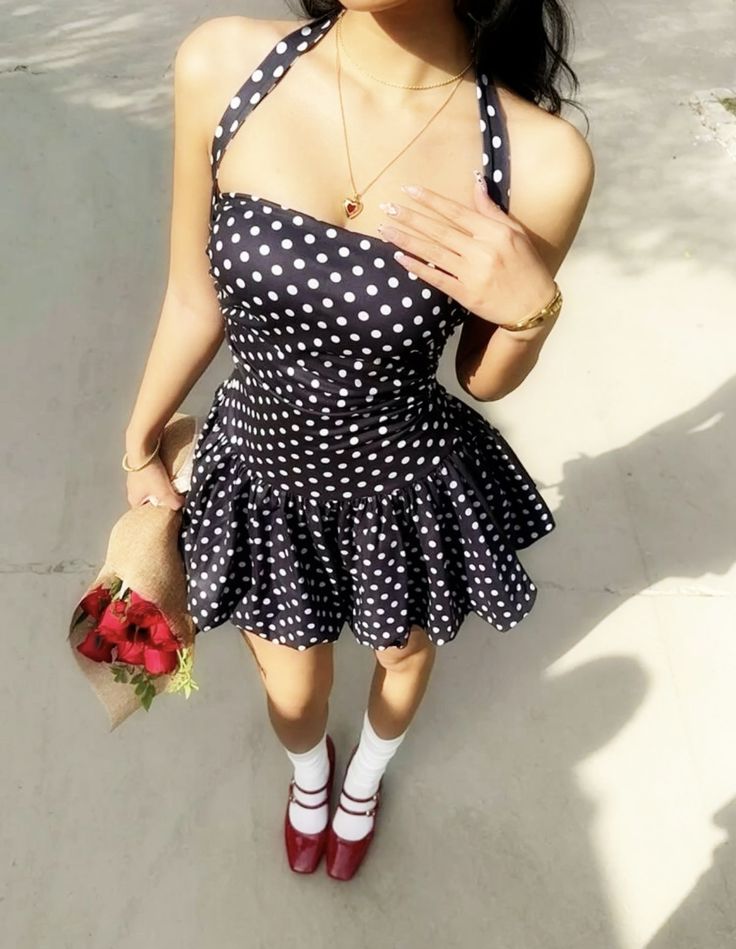Une robe de soirée courte (Hoco) avec bretelles halter et une coupe trapèze, inspirée des tenues de bal de promo, chic, noire, à pois, mignonne, pour une soirée - MP411