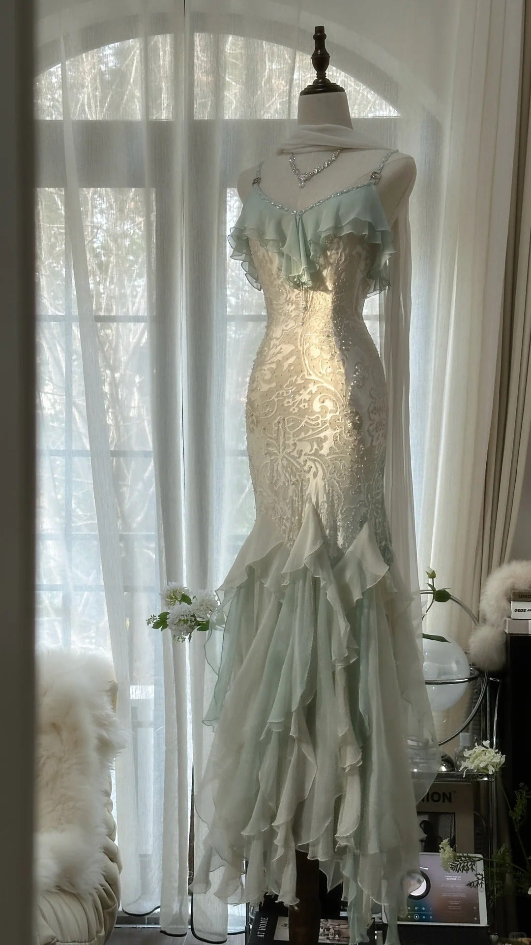 Robe de soirée longue sirène modeste en mousseline de soie vert menthe à bretelles spaghetti et perles MP1038