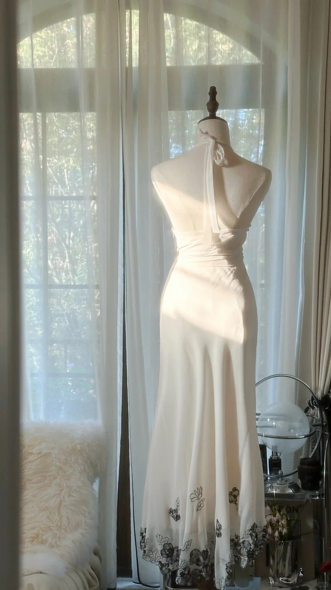 Robe de soirée sirène modeste blanche en mousseline avec dentelle noire, col halter, sans manches pour le bal de promo MP1033