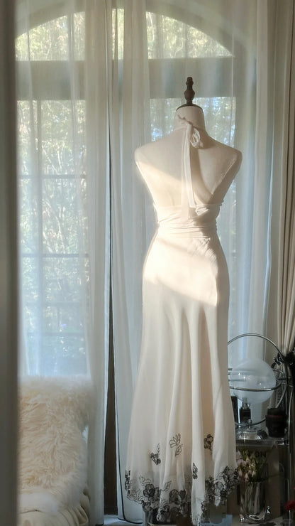 Robe de soirée sirène modeste blanche en mousseline avec dentelle noire, col halter, sans manches pour le bal de promo MP1033