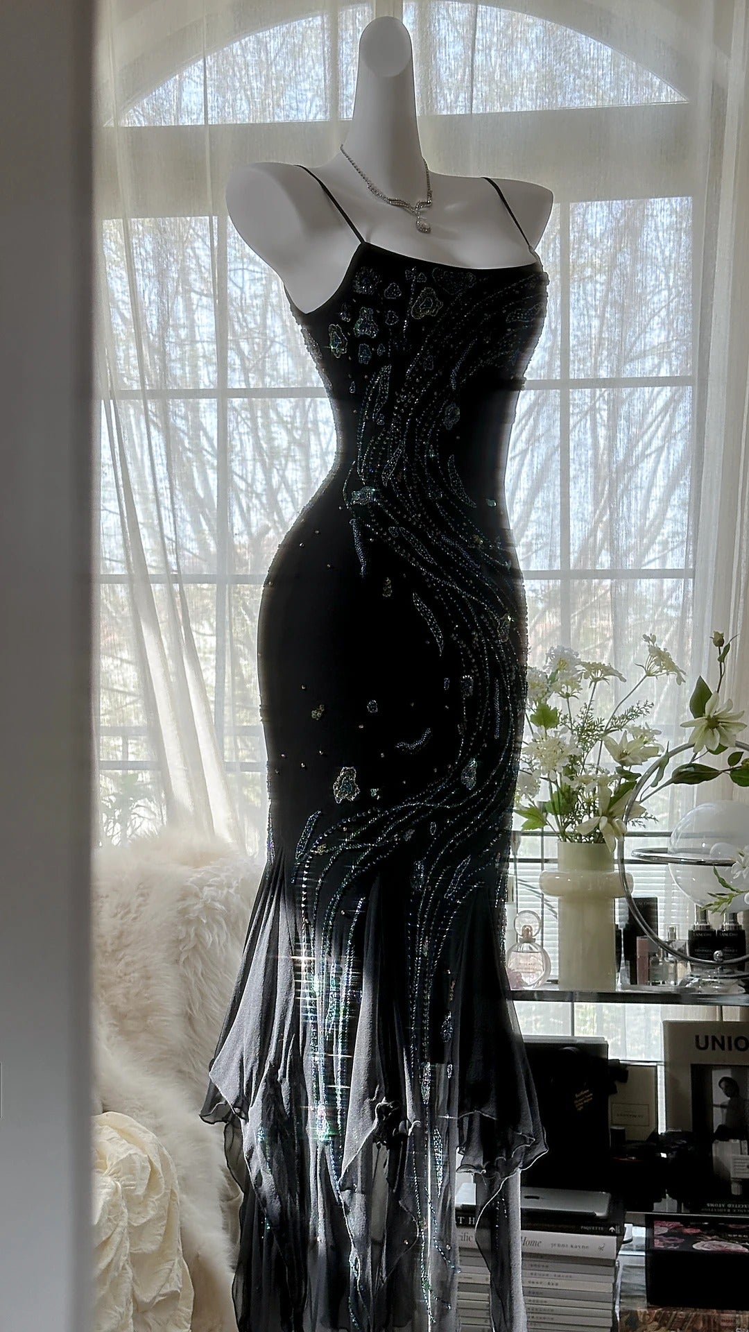 Elegantes Meerjungfrau-Abendkleid aus schwarzem Chiffon mit Spaghettiträgern und asymmetrischen Lagen, ärmellose Ballkleider MP983