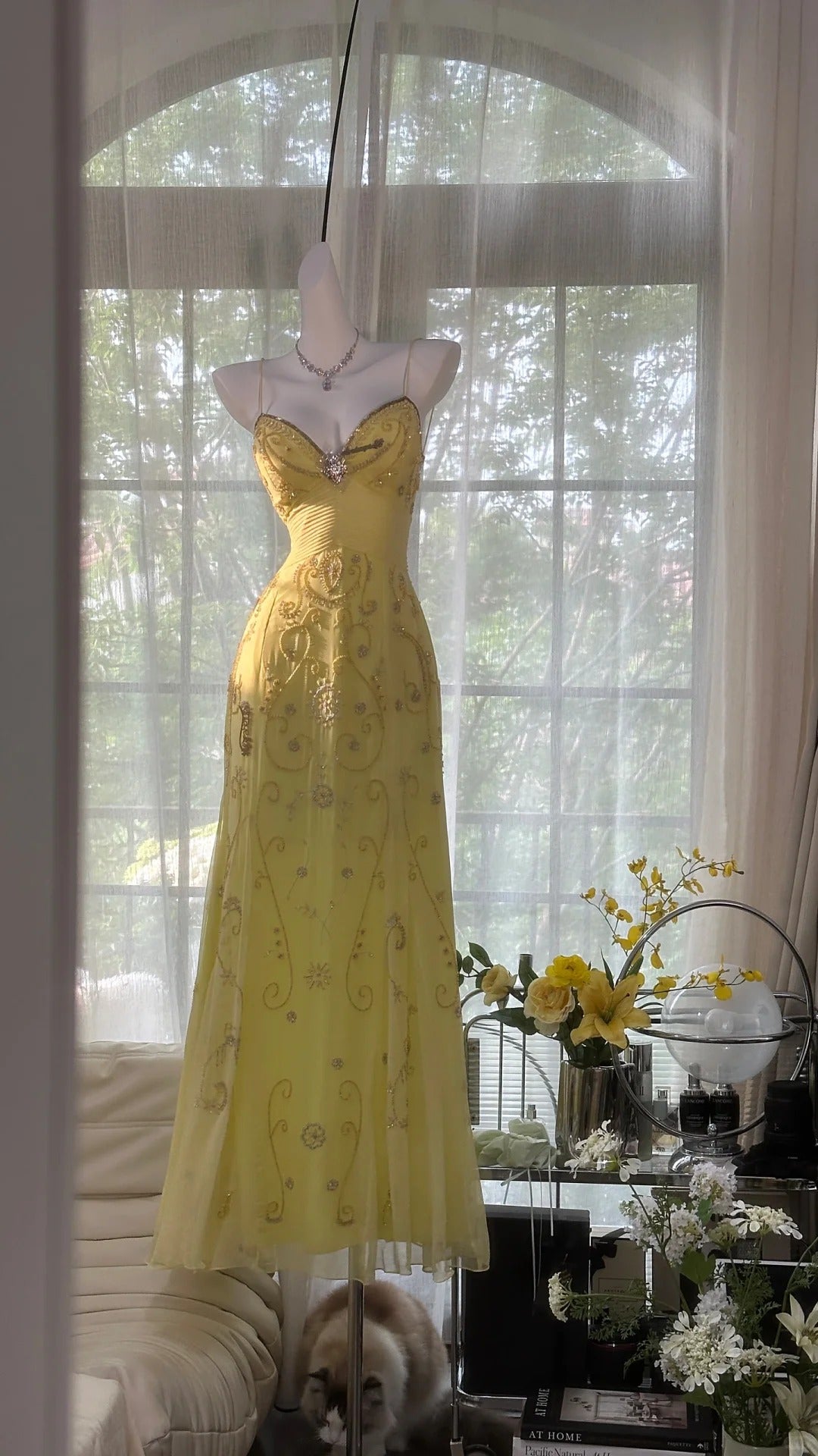 Elegantes gelbes Meerjungfrauen-Spaghettiträger-Ballkleid aus Perlenchiffon, ärmellos, bodenlang MP971