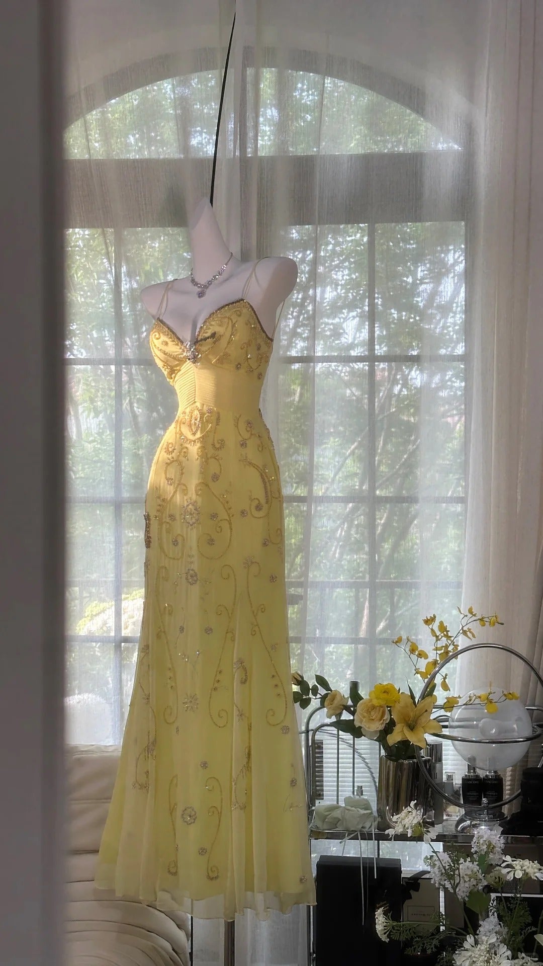 Elegantes gelbes Meerjungfrauen-Spaghettiträger-Ballkleid aus Perlenchiffon, ärmellos, bodenlang MP971