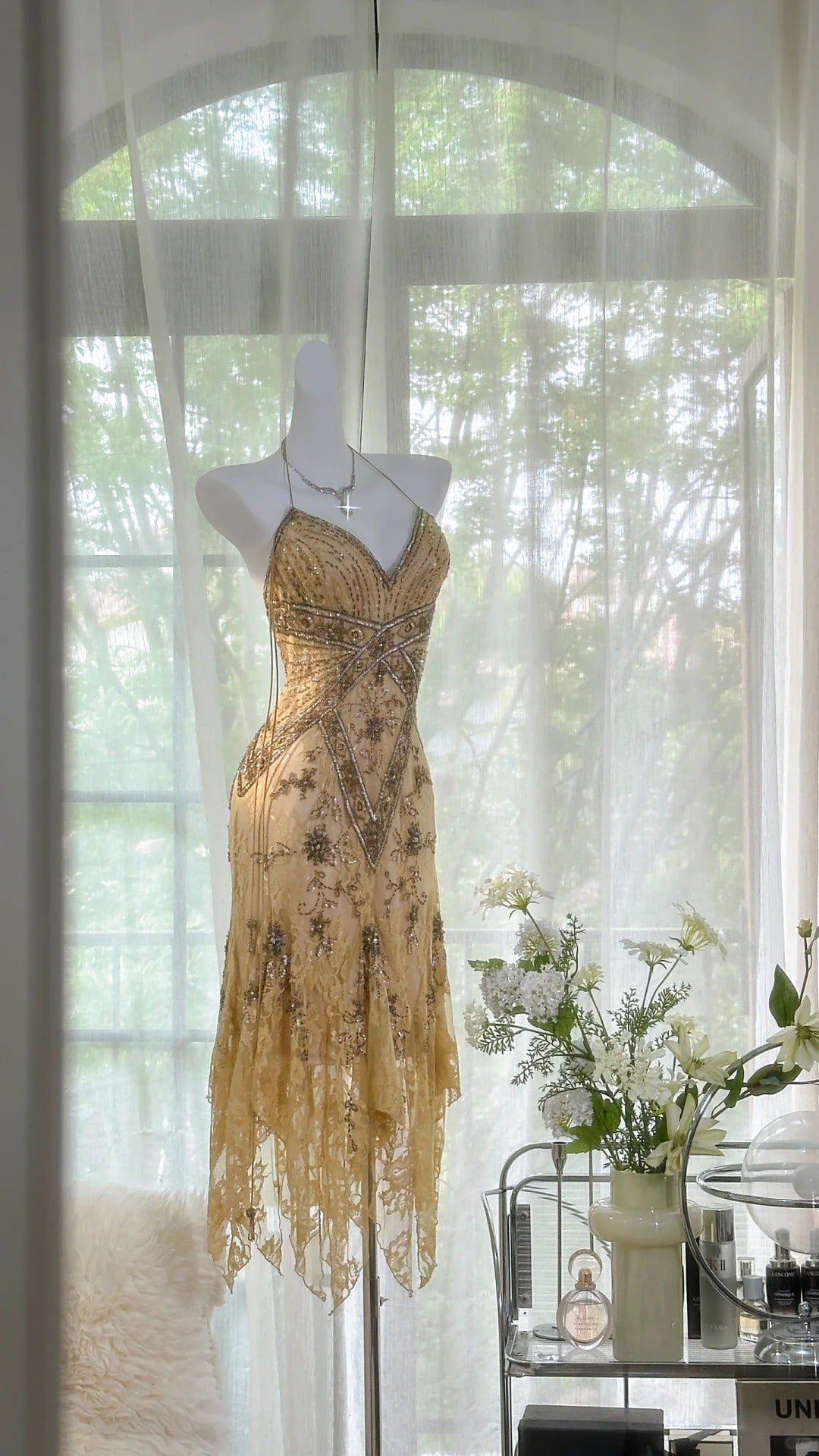 Sexy Etuikleider für den Abschlussball, asymmetrisch, Neckholder, Spitze, goldfarben, perlenbesetzt, kurze Party-Abschluss-Outfits MP1007
