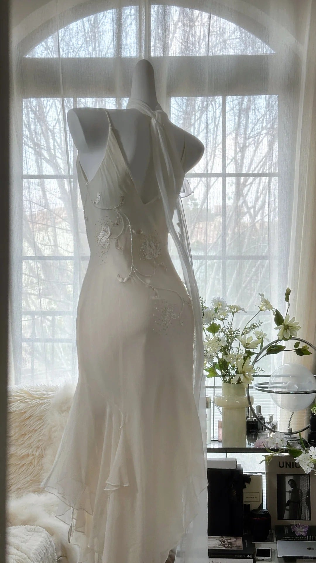 Elegantes Meerjungfrauen-Spaghettiträger-Abendkleid in Weiß, mittellang, ärmellos, für Abschlussbälle MP981