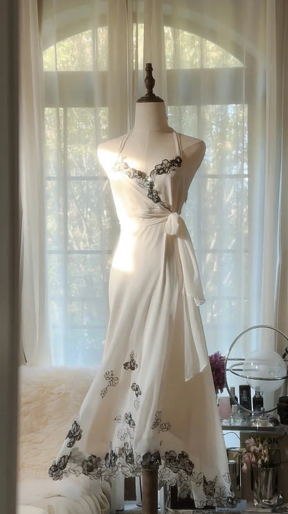 Robe de soirée sirène modeste blanche en mousseline avec dentelle noire, col halter, sans manches pour le bal de promo MP1033