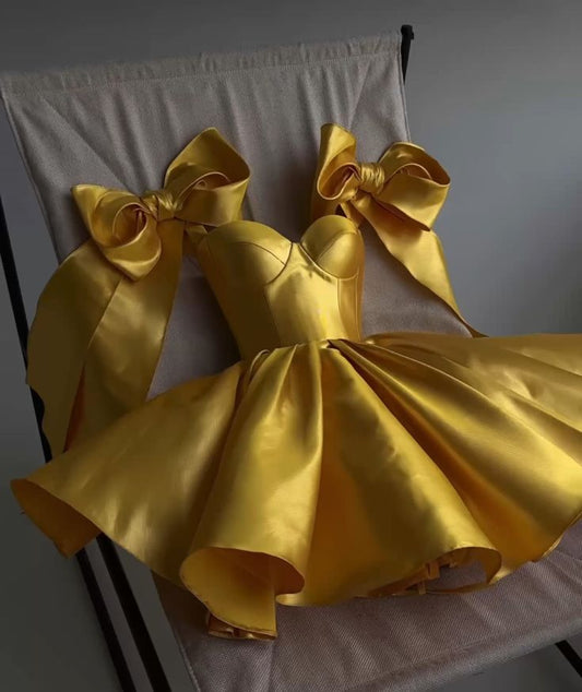 Niedliches Ballkleid mit Spaghettiträgern und Schleife aus goldfarbenem Satin, kurzes Mini-Geburtstags-Heimkehrkleid MP611