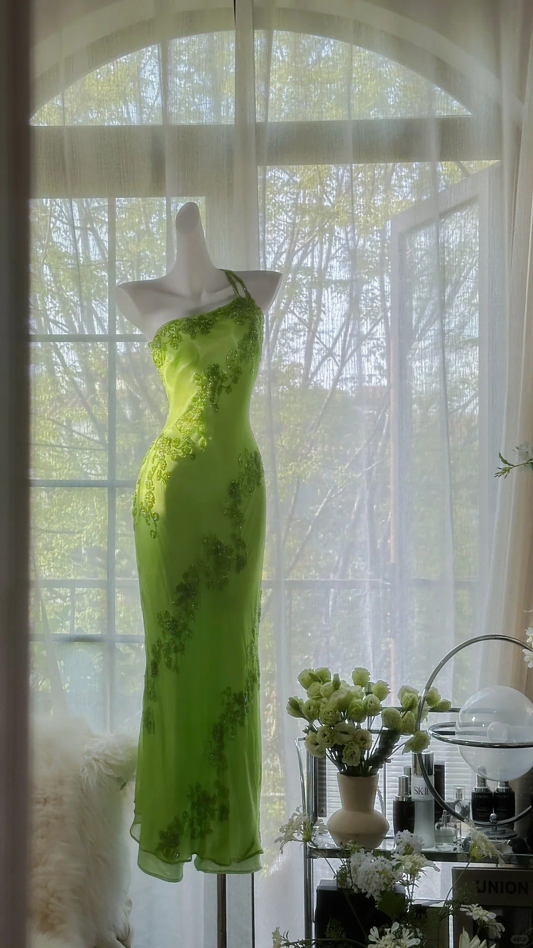 Robe de soirée longue de bal MP992 vintage sirène asymétrique verte avec perles