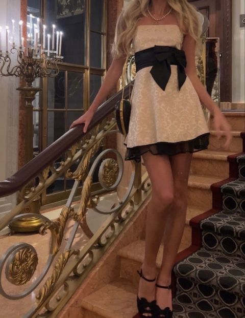 Süßes trägerloses A-Linien-Champagner-Spitzen-Hoco-Kleid Inspo Homecoming Edle schwarze gepunktete Party-Outfits MP439