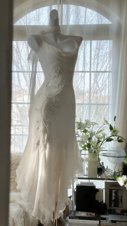 Elegantes Meerjungfrauen-Spaghettiträger-Abendkleid in Weiß, mittellang, ärmellos, für Abschlussbälle MP981