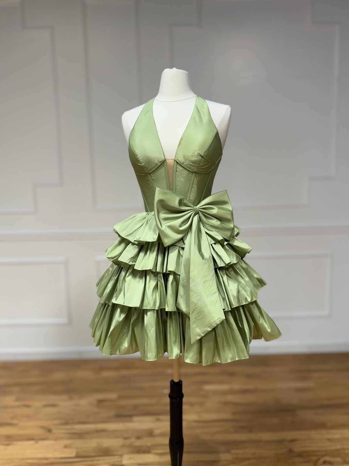 Princess Ball Gown Halter Green Satin Tiered Graduation Short Homecoming Dress 15th Birthday Outfits MP824