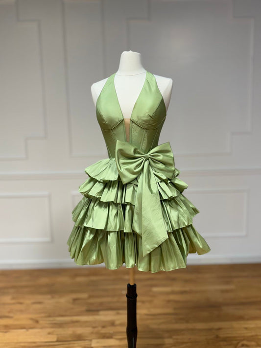 Prinzessin Ballkleid Neckholder Grün Satin Stufenförmiges Abschlussball Kurzes Heimkehrkleid Outfits zum 15. Geburtstag MP824