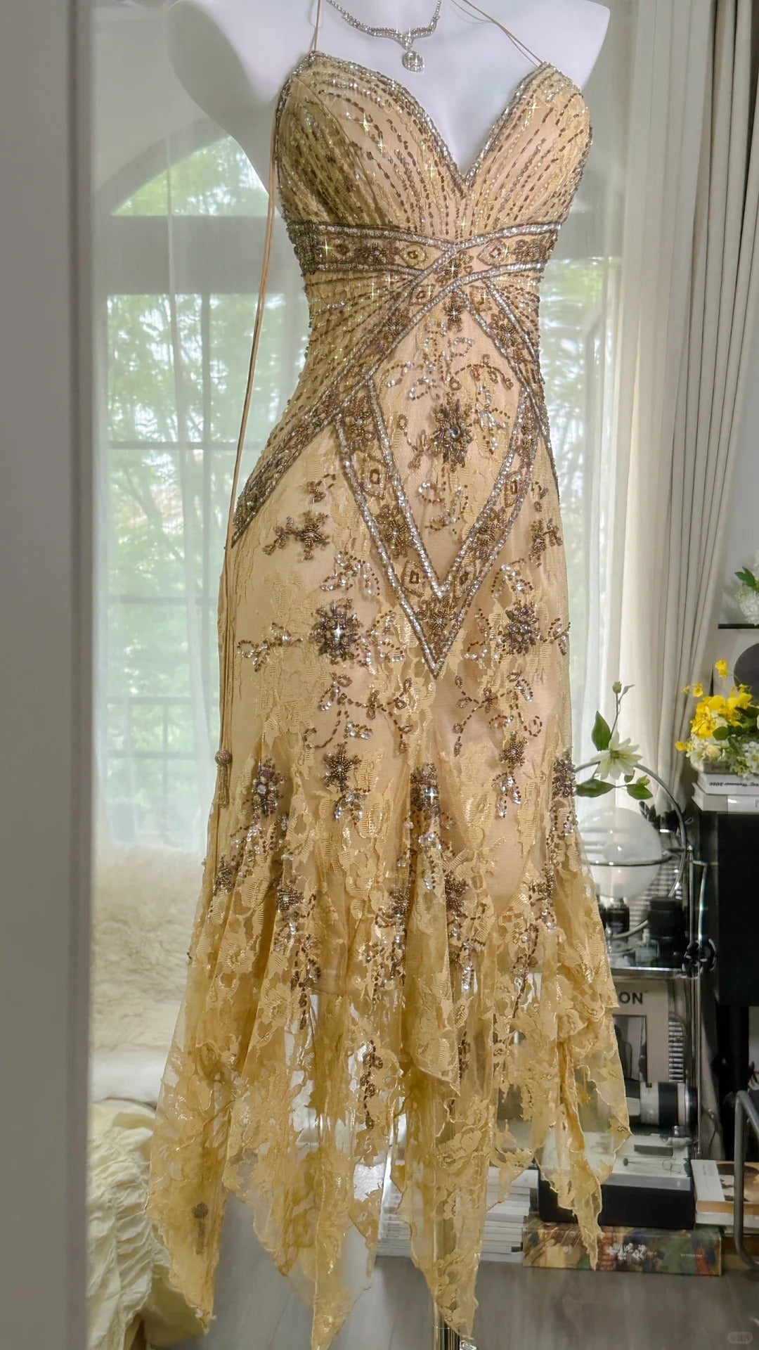Sexy Etuikleider für den Abschlussball, asymmetrisch, Neckholder, Spitze, goldfarben, perlenbesetzt, kurze Party-Abschluss-Outfits MP1007