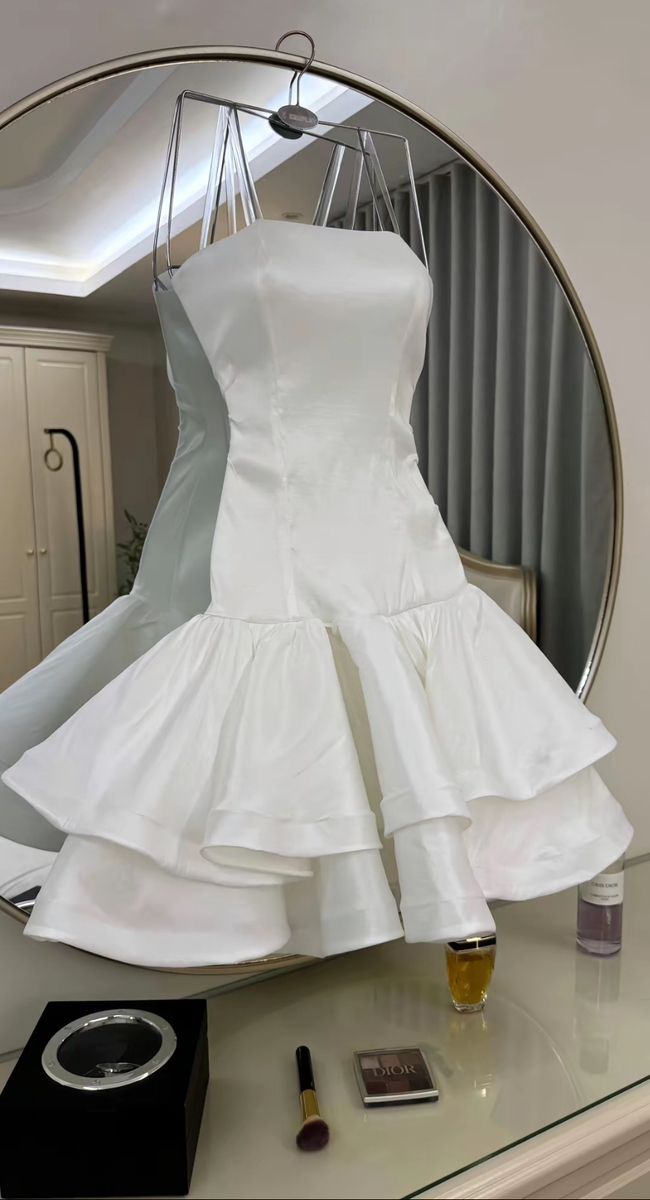 Robe Courte Sexy Droite Bustier Satin Blanc Taille Basse Danse Mini Retour À La Maison Inspo Hoco Idée Tenue MP1330