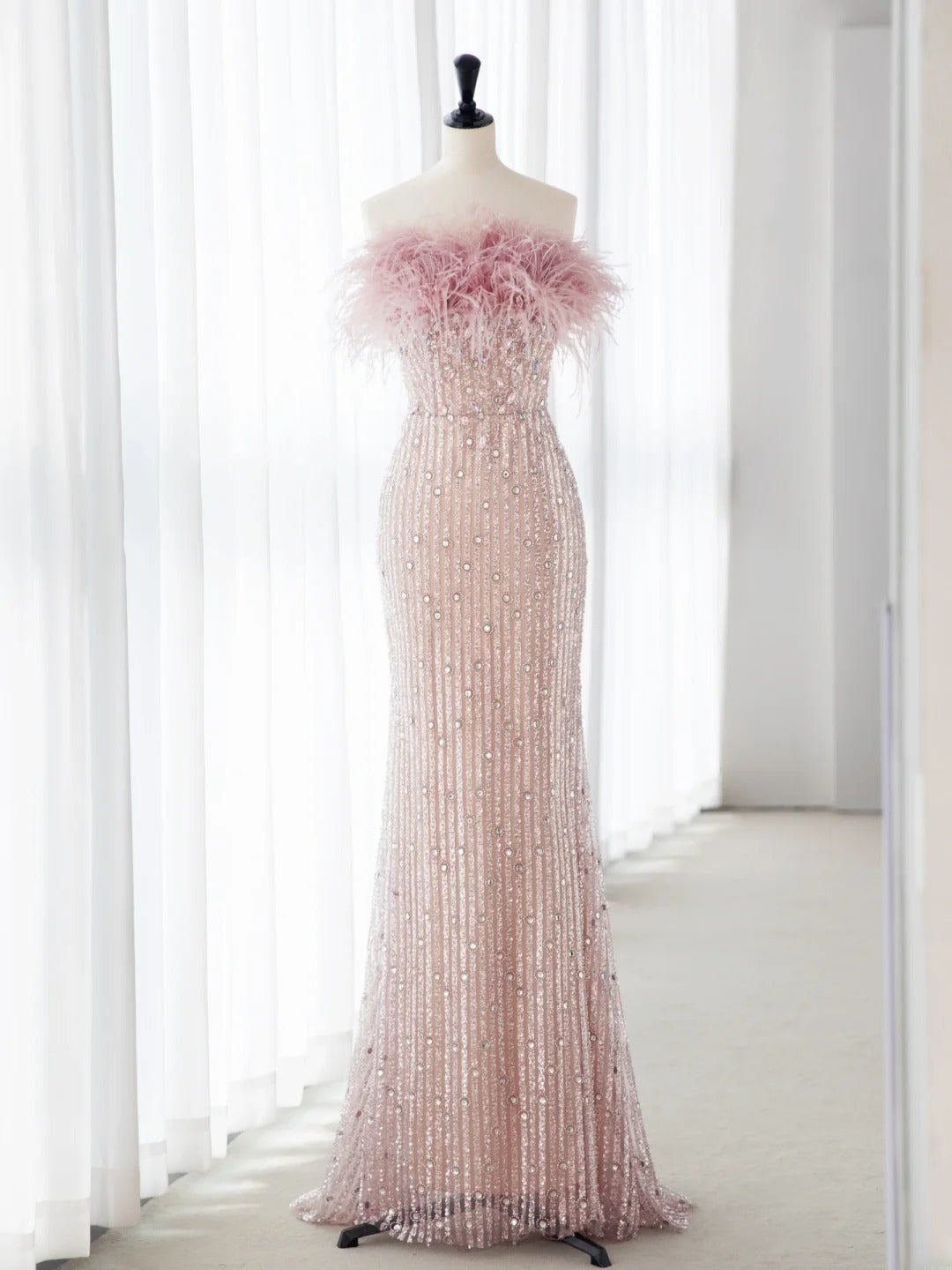 Elegante hellrosa Meerjungfrau-Abschlussballkleider mit Perlen und Federn, langes Abendkleid MP230