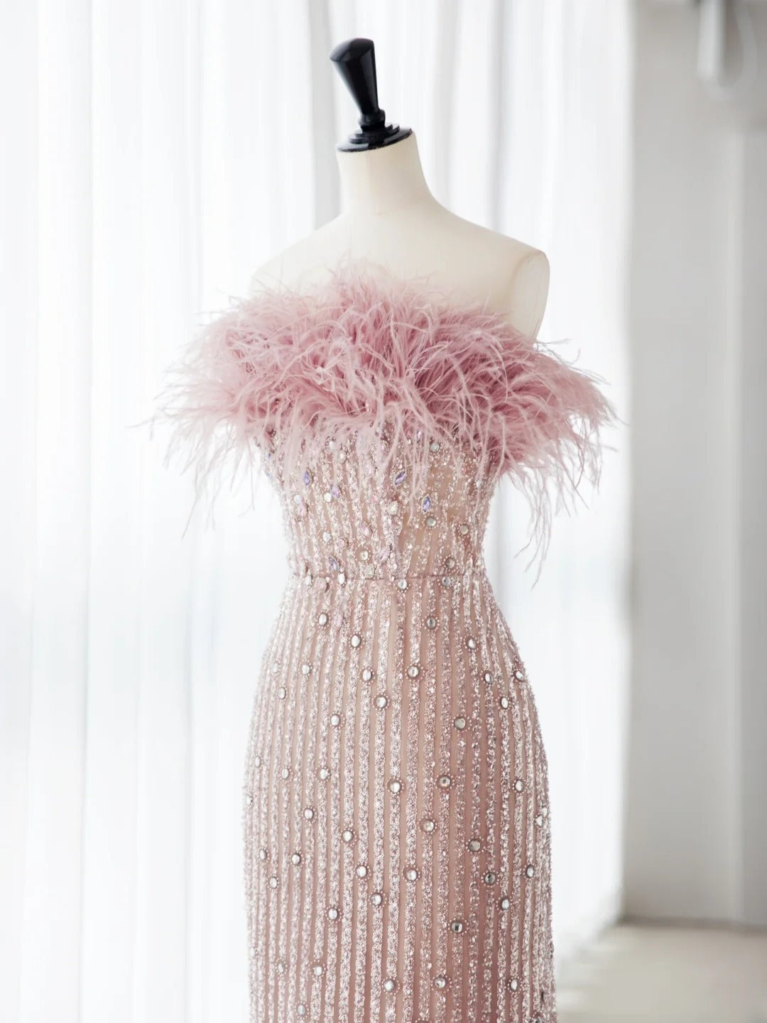 Elegante hellrosa Meerjungfrau-Abschlussballkleider mit Perlen und Federn, langes Abendkleid MP230