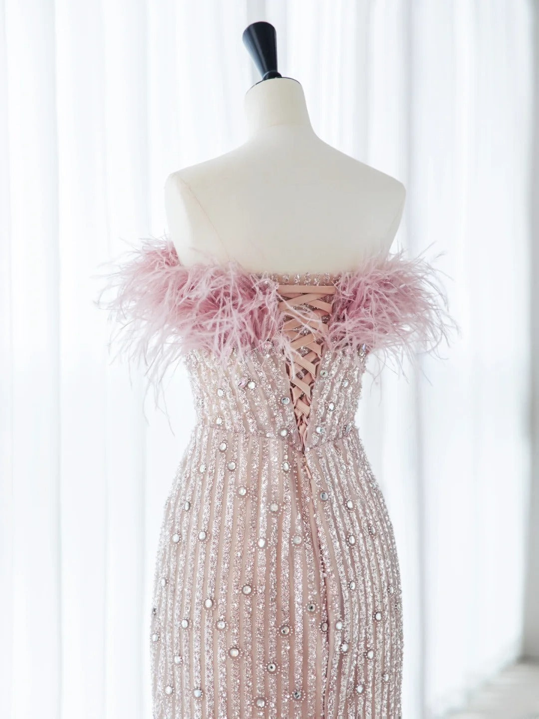 Elegante hellrosa Meerjungfrau-Abschlussballkleider mit Perlen und Federn, langes Abendkleid MP230