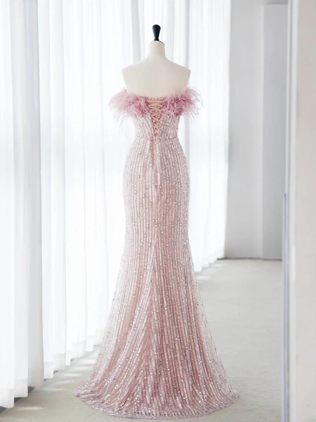 Elegante hellrosa Meerjungfrau-Abschlussballkleider mit Perlen und Federn, langes Abendkleid MP230