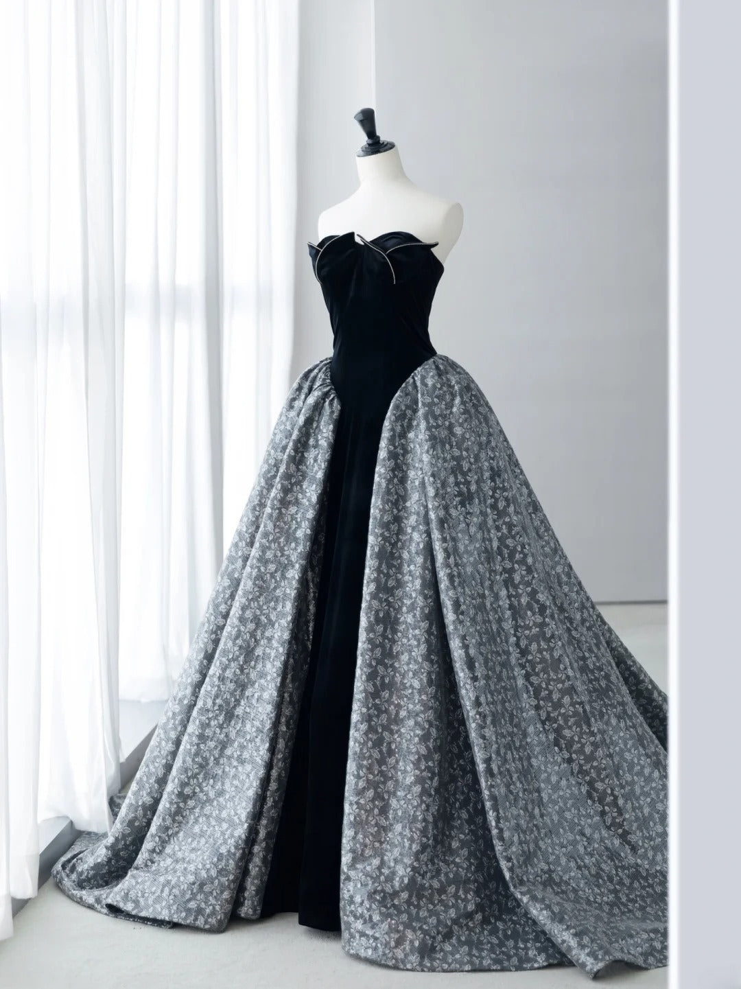 Glitzernde Abschlussballkleider Inspiration A-Linie Trägerloses Geblümtes Ballkleid MP236