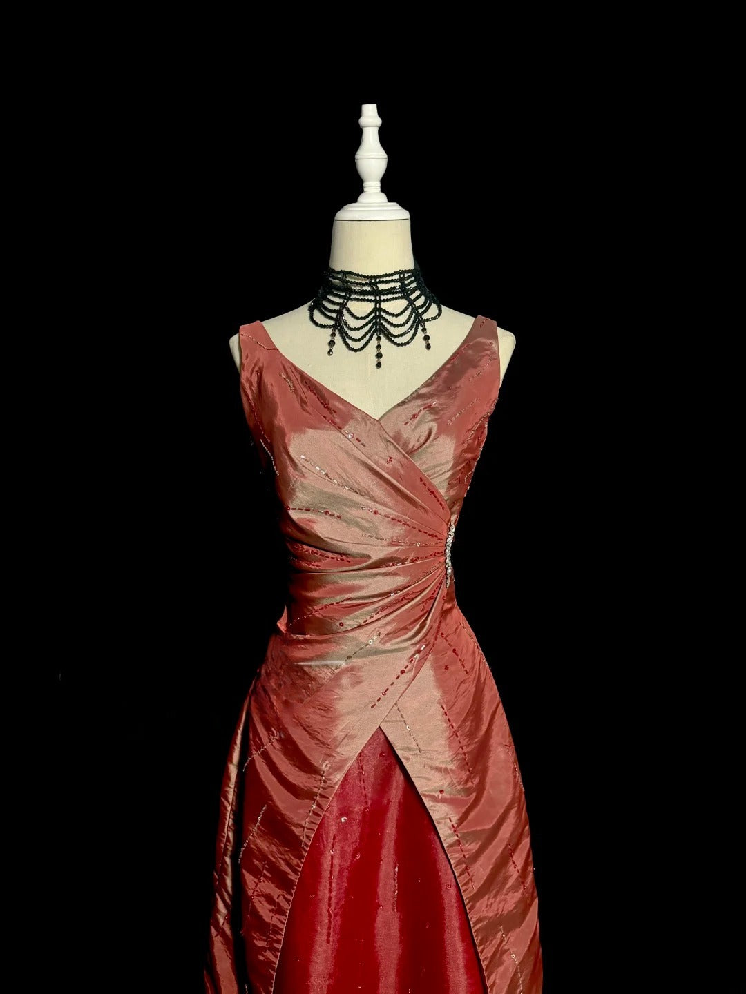 Robes de bal longues élégantes A-line en satin rouge avec perles col en V robe de soirée robe de graduation MP371