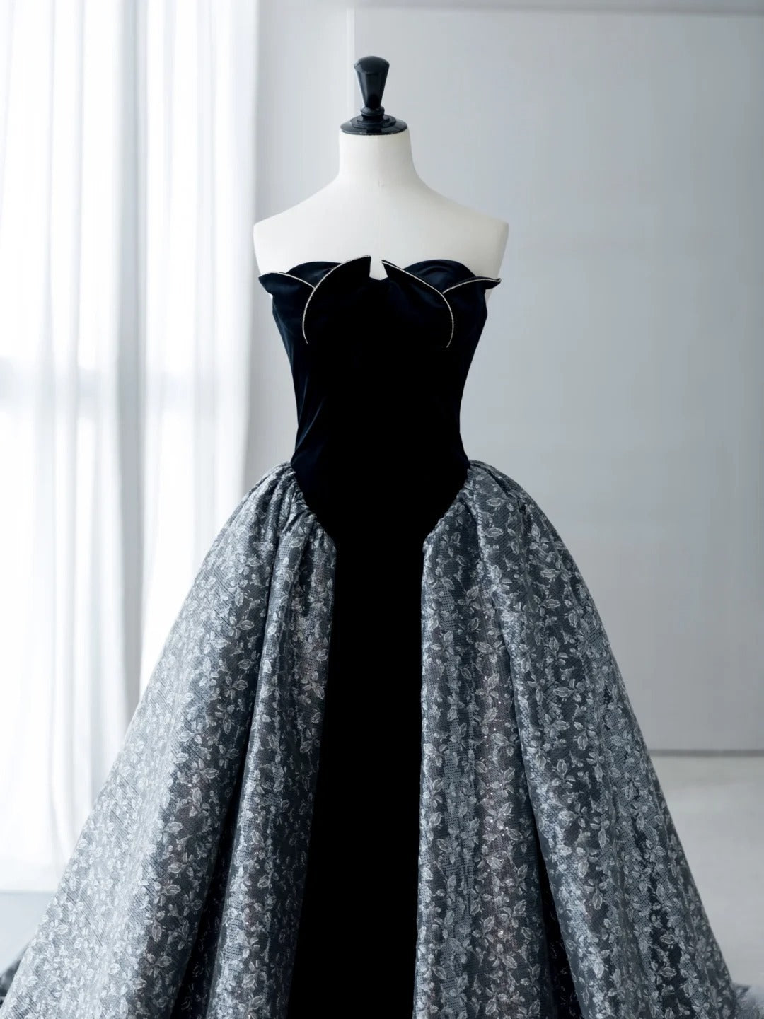 Glitzernde Abschlussballkleider Inspiration A-Linie Trägerloses Geblümtes Ballkleid MP236